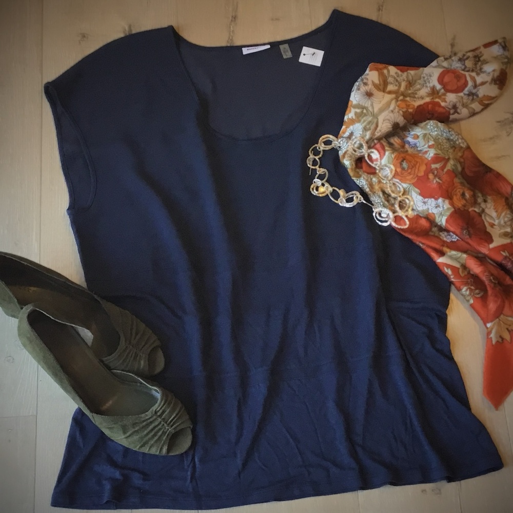 DKNYC - Cap sleeve horizontal paneled top!